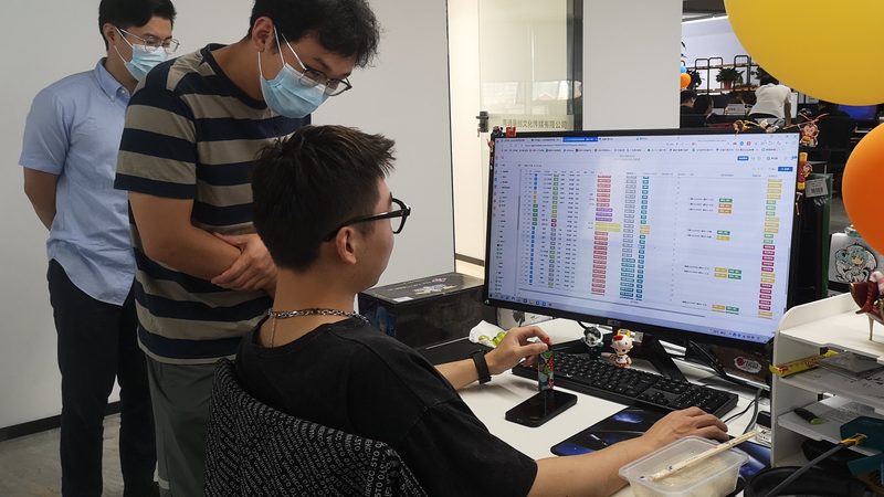 目前市场上常见的便携三脚架主要有以下几种类型：